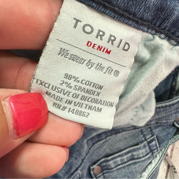 Torrid denim Jean Shorts Floral Embroidery sz 20 boho western festival - Picture 7 of 8